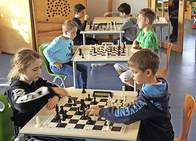 Volle Konzentration: junge Schachspieler und -spielerinnen in Eichstetten  | Foto: Horst David