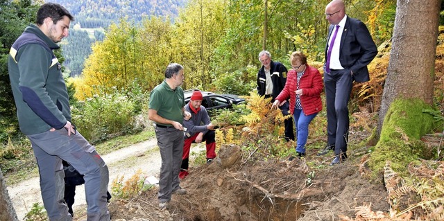 Hans-Gerd Michiels (Zweiter v. links) ...er die Beschaffenheit des Waldbodens.   | Foto: Horst Dauenhauer