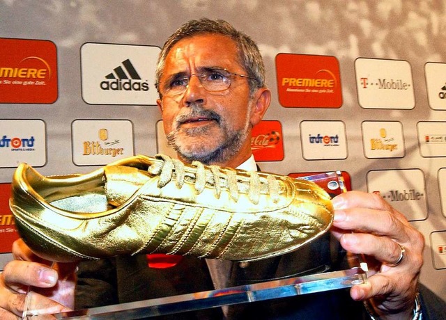 Gerd Mller mit dem goldenen Schuh  | Foto: Franz-Peter Tschauner (dpa)