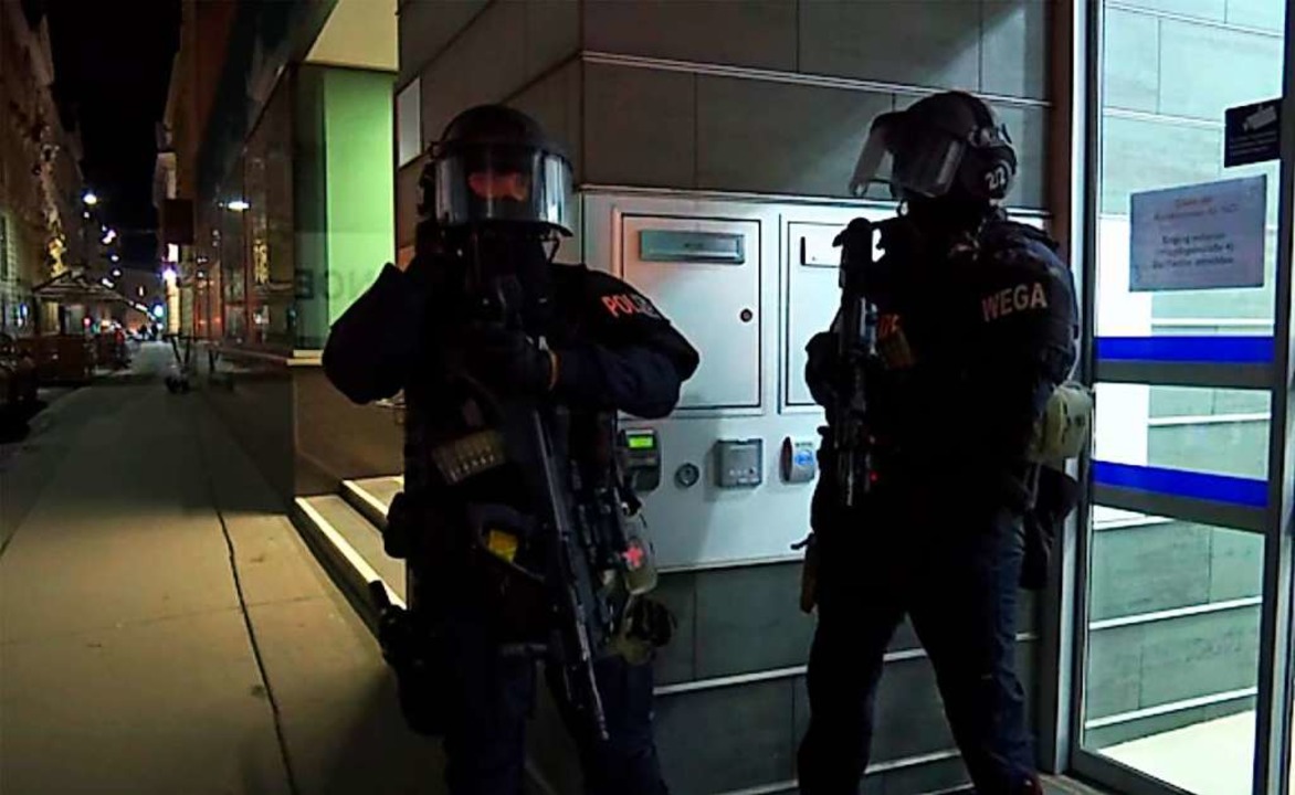Schwerbewaffnete Einsatzkräfte sind na...n in der Wiener Innenstadt im Einsatz.  | Foto: - (dpa)