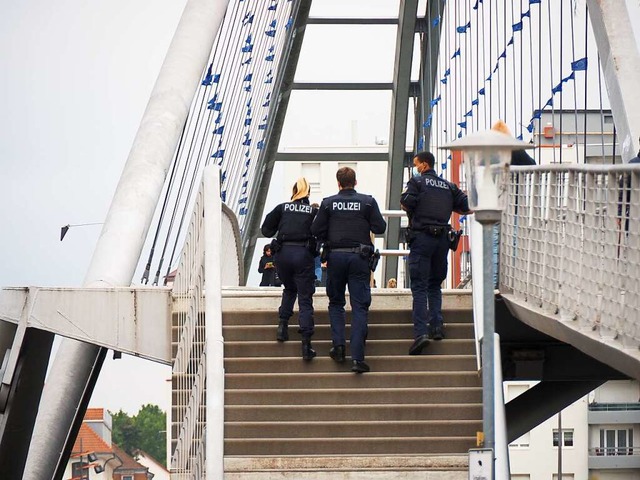 Bundespolizisten auf der Dreilnderbrcke in Weil am Rhein.  | Foto: Herbert Frey