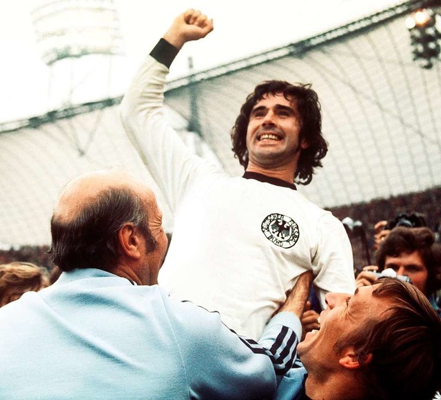 Gerd Mller jubelt ber den Sieg bei der Fuball-WM 1974.  | Foto: Karl Schnrrer (dpa)