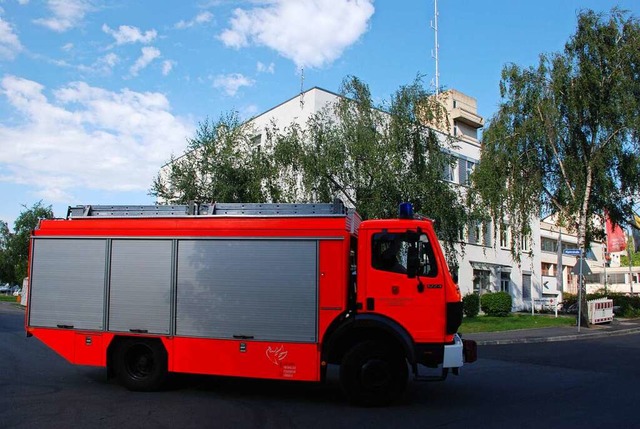 Ein Feuerwehrfahrzeug vor der Leitstelle  | Foto: Maja Tolsdorf