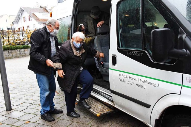 Tagespflegefahrer Erwin Bechtel hilft ... Steinen aus dem Mhlehof-Transporter.  | Foto: Robert Bergmann