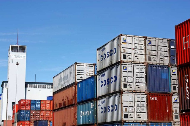 20 Container werden in Kleinhningen jede Stunde verladen.  | Foto: Julia Jacob