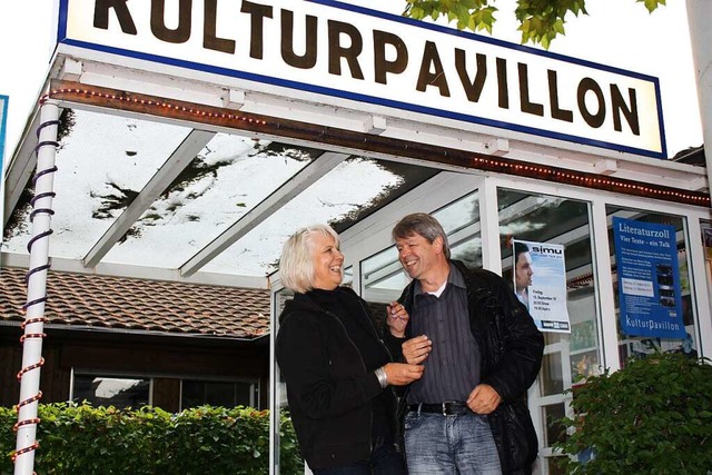 Barbara Preusler und Aernschd Born bet...ulturpavillon am Zoll Weil-Otterbach.   | Foto: Julia Jacob