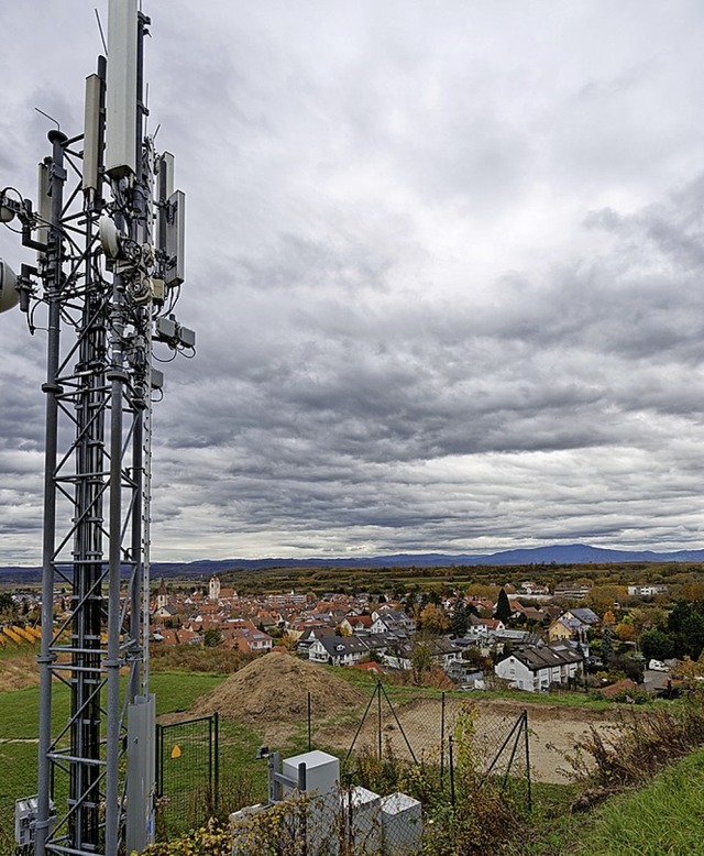 Unmittelbar neben dem bestehenden Mast... deutlich hhere Nachfolger entstehen.  | Foto: Martin Wendel