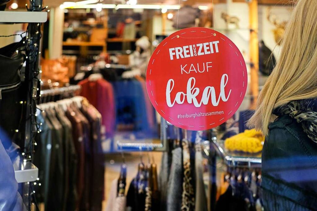 Kauf lokal &#8211; in Schaufenstern wi...eiburgs Einzelhandel fr seine Aktion.  | Foto: SIMON METZGER GRAFIKSTUEBLE