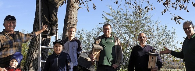 Die beiden Mitglieder Gerhard Walter u...ockdown zum Bau der Vogelbehausungen.   | Foto: Verein