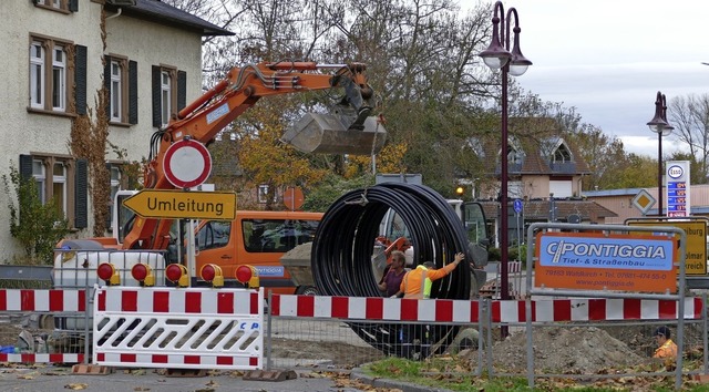 Bei den Bauarbeiten an der sdlichen S...infahrt werden auch Leerrohre verlegt.  | Foto: Gerold Zink