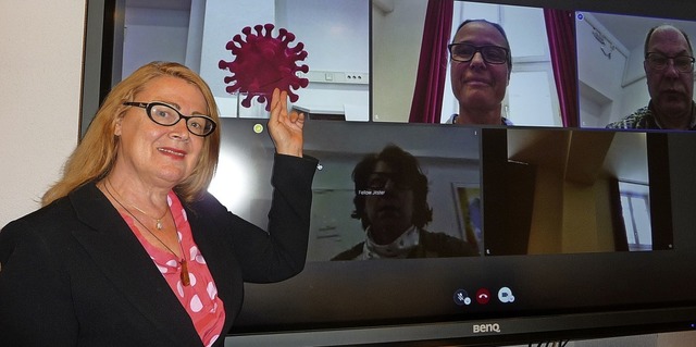 Caroline Braun vor dem  Bildschirm des Kreismedienzentrums mit 3D-Coronavirus.  | Foto: Katja Ruhardt