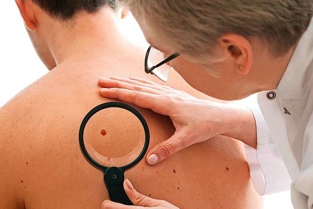 Einen Dermatologen gibt es in Rheinfel... Gesprche mit einem solchen Facharzt.  | Foto: Alexander Raths  (stock.adobe.com)