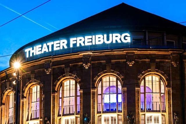 Applaus für nichts – #AlarmstufeRot vor dem Theater Freiburg