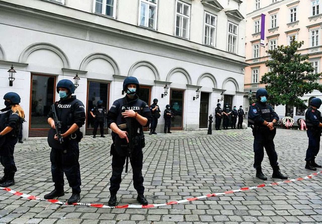 Bewaffnete Polizisten sperren den Bere...ror-Anschlag in der Wiener Innenstadt.  | Foto: Roland Schlager (dpa)