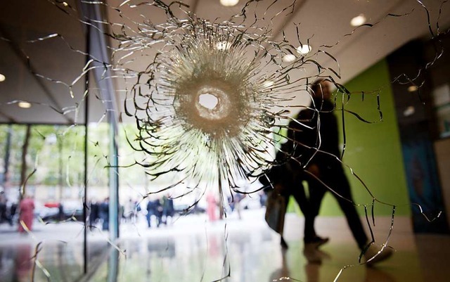 Das Einschussloch in einer Scheibe sta...m Anschlag in Frankreich. (Archivbild)  | Foto: Kay Nietfeld