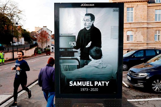 Auf einem Poster  in Conflans-Sainte-H...mordeten Lehrer Samuel Paty getrauert.  | Foto: THOMAS COEX (AFP)