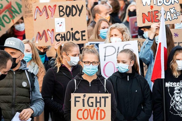 Frauen protestierten am Samstag in Zr...fung des Abtreibungsgesetzes in Polen.  | Foto: Ennio Leanza (dpa)