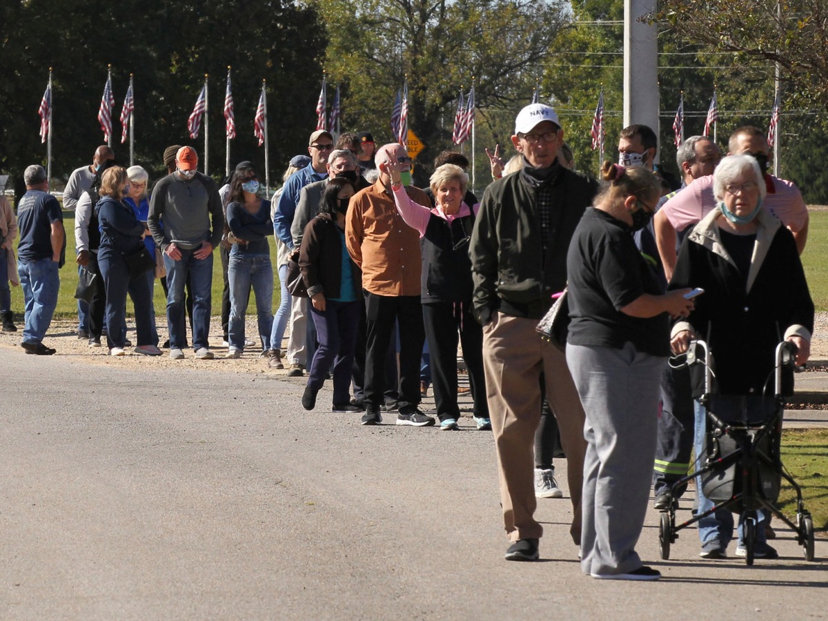 Menschen warten in Mississippi, um ihre Stimme abzugeben.