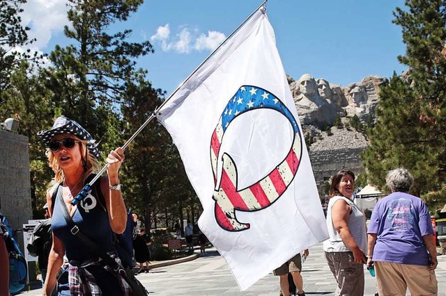 Eine Trump-Anhngerin mit QAnon-Flagge (Symbolbild).  | Foto: SCOTT OLSON (AFP)