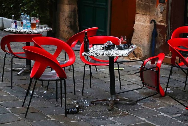 Sthle und Scherben liegen im Bereich ...ke vor einem Restaurant auf dem Boden.  | Foto: Matthias Schrader (dpa)