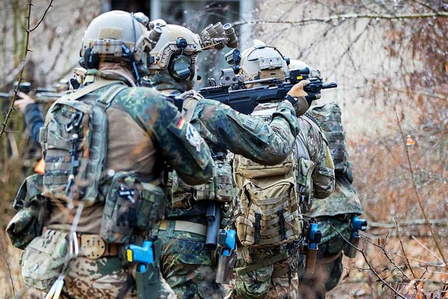 Bundeswehrsoldaten der Eliteeinheit KS... Huserkampf und eine Geiselbefreiung.  | Foto: Kay Nietfeld (dpa)