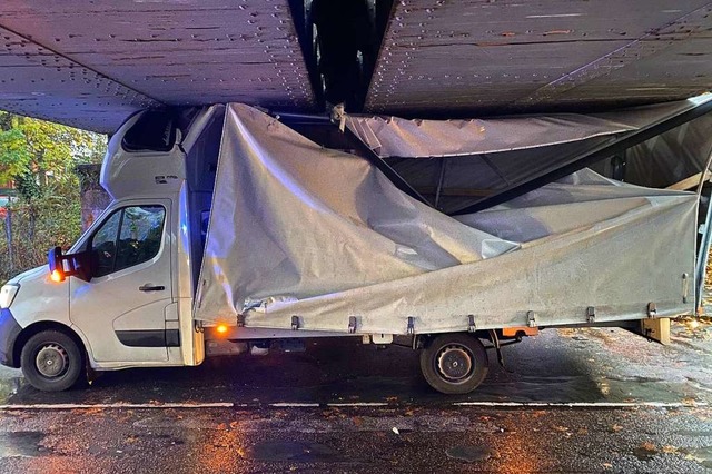 Steckengeblieben: Dieser Renault-Prits...heintalbahn ber die Badstrae hngen.  | Foto: Benedikt Spether