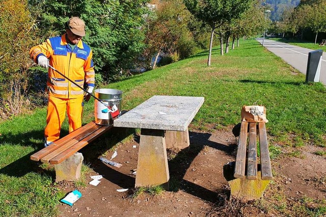 Martin Mack beseitigt hinterlassenen A...l in Waldkirch um 20 Prozent vermehrt.  | Foto: Theresa Steudel