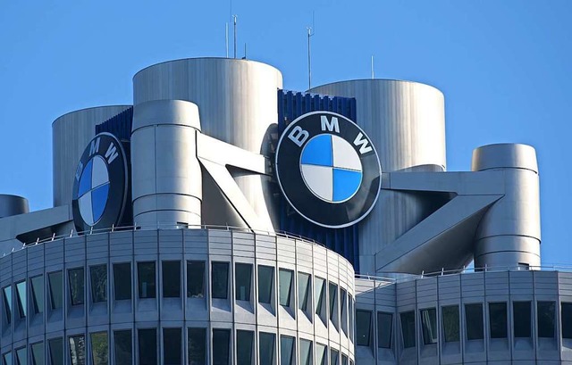 Das BMW-Logo auf dem Firmensitz des Automobilherstellers.  | Foto: Tobias Hase (dpa)
