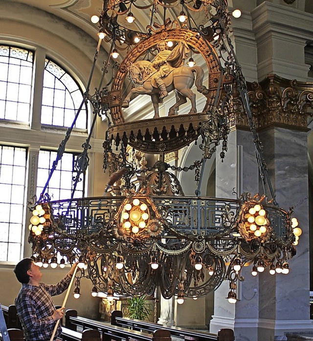 Auch ein heiliger Martin braucht einma...leuchter der Martinskirche gereinigt.   | Foto: Hansjrg Bader