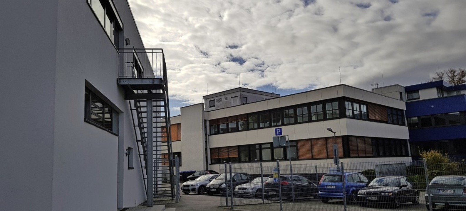 Dunkle Wolken ber der Volkshochschule... hier einiges durcheinandergewirbelt.   | Foto: Gerhard Walser