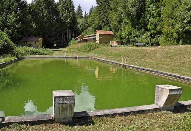 Das Schwimmbad in Gschweiler mit den ...leidekabinen wird nicht mehr genutzt.   | Foto: Privat