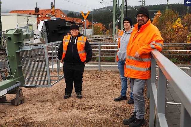 Schauen sich die Baustelle an: Die Ele... Bauberwacher Olaf Obert (von links).  | Foto: Susanne Gilg