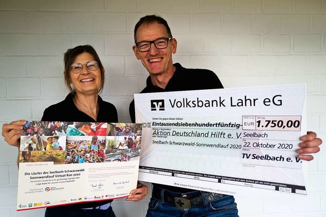Thomas May und Annette Morstadt vom TV Seelbach mit dem Spendenscheck  | Foto: Verein