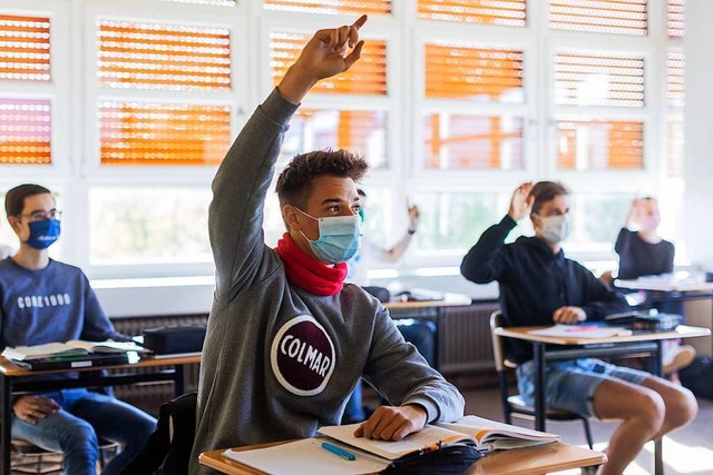 Maskentragen ist seit Mitte Oktober Pflicht in den weiterfhrenden Schulen.  | Foto: Rolf Vennenbernd (dpa)