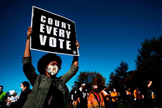 Eine Demonstrantin in Philadelphia hl...role: &#8222;Zhlt jede Stimme!&#8220;  | Foto: SPENCER PLATT (AFP)