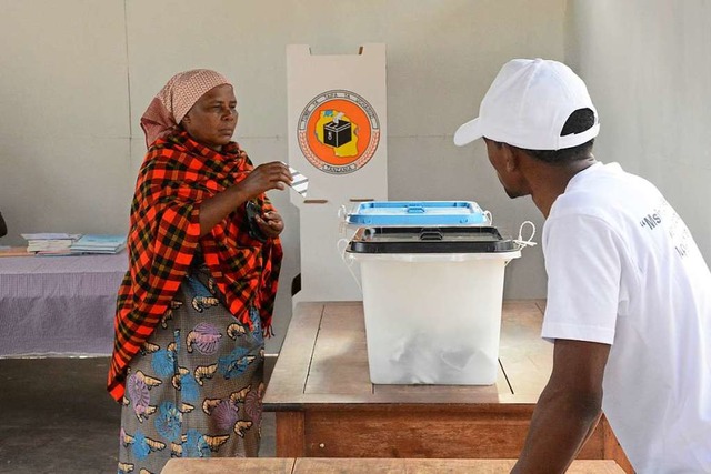 Eine Frau gibt bei der Wahl in Tansania ihre Stimme ab.  | Foto: Stringer (dpa)