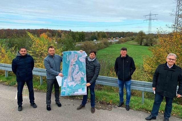 An der A 5 bei Offenburg entsteht aus Erdaushub ein riesiger Lrmschutzwall