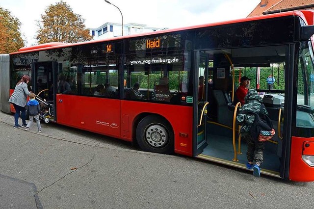 Der Bus der Linie 14 war Schauplatz von Schlgen und Beleidigungen.  | Foto: Ingo Schneider
