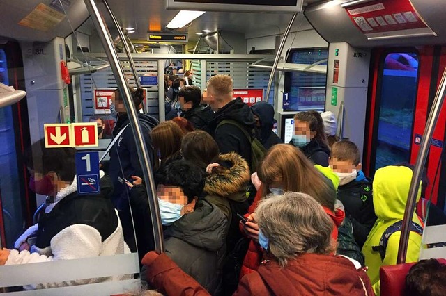 Blick in die Regio S-Bahn am Dienstagmorgen: Abstand halten ist unmglich.  | Foto: Leserfoto