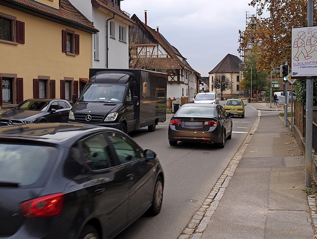 Der Durchgangsverkehr in Hauingen ist dicht und teilweise zu schnell.  | Foto: Paul Schleer