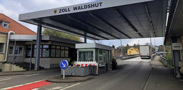 Die Zollbrcke zwischen Waldshut und K...dshuter Zollamt muss erneuert werden.   | Foto: Schlichter, Juliane