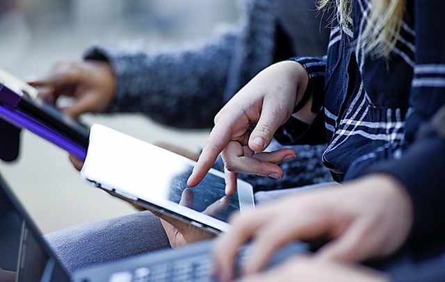 Schlerinnen lernen Apps zu programmieren.  | Foto: Gehard Seybert Medien&Presse Service