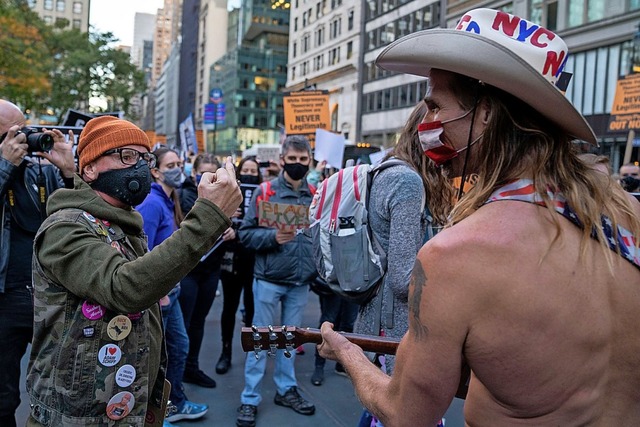Stinkefinger gegen den singenden  Cowboy und Trump-Fan in New York.  | Foto: David Dee Delgado (AFP)