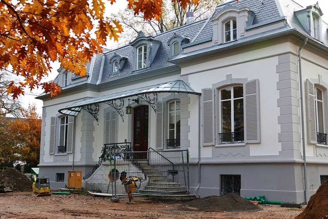 Die Villa Aichele ist von den Gersten... Am Auengelnde wird noch gearbeitet.  | Foto: Sabine Ehrentreich