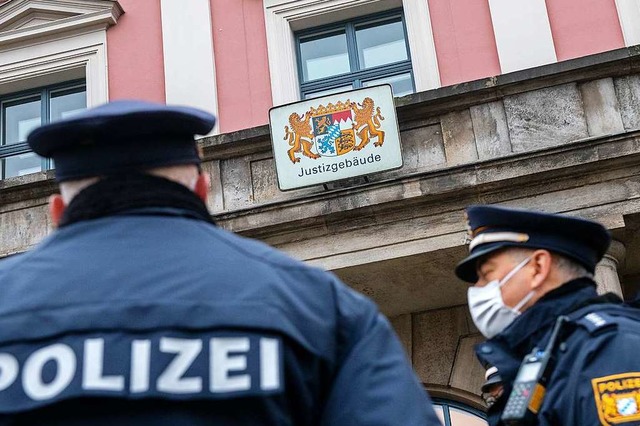 Polizeibeamte fr dem Justizgebude in Augsburg.  | Foto: Stefan Puchner (dpa)
