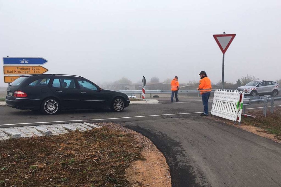 Das erste Auto naht: Ein schwarzer Mercedes  | Foto: Laetitia Whler