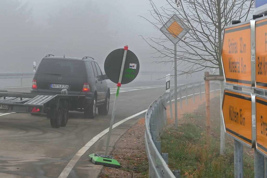 Und das Premierenfahrzeug ist auch hier ein schwarzer Mercedes.  | Foto: Hans-Peter Mller