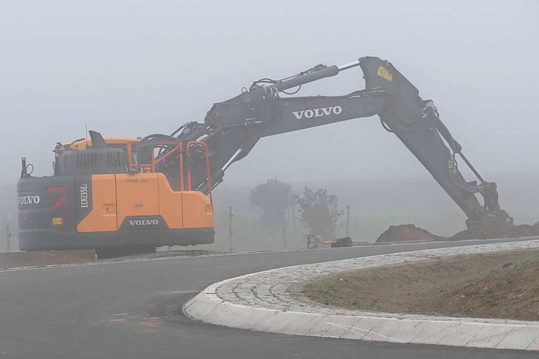 Die Arbeiten rundherum gehen weiter, unter anderem fr neue Fu- und Radwege.  | Foto: Hans-Peter Mller