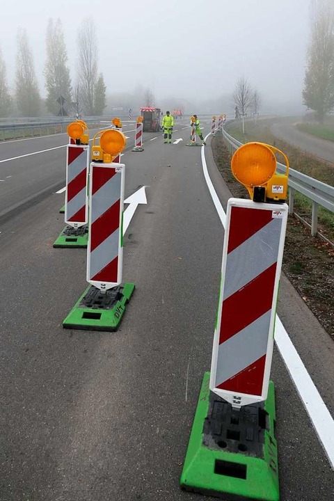 &#8230; und Baken sperren die Zufahrt ab...  | Foto: Hans-Peter Mller