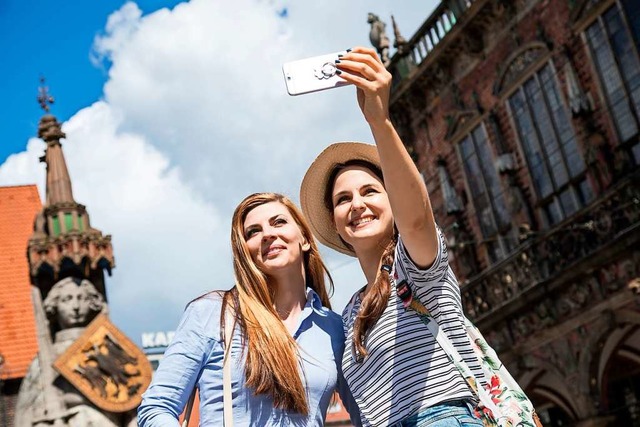Selfies auf Reisen:  Sie unterstreiche...rheit der Touristen durch die Kulisse.  | Foto: Christin Klose (dpa)